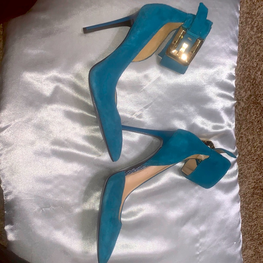 Guess heels turquoise with gold buckle size 8.5
